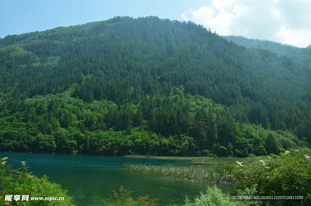 青山绿水间的秀丽湖景