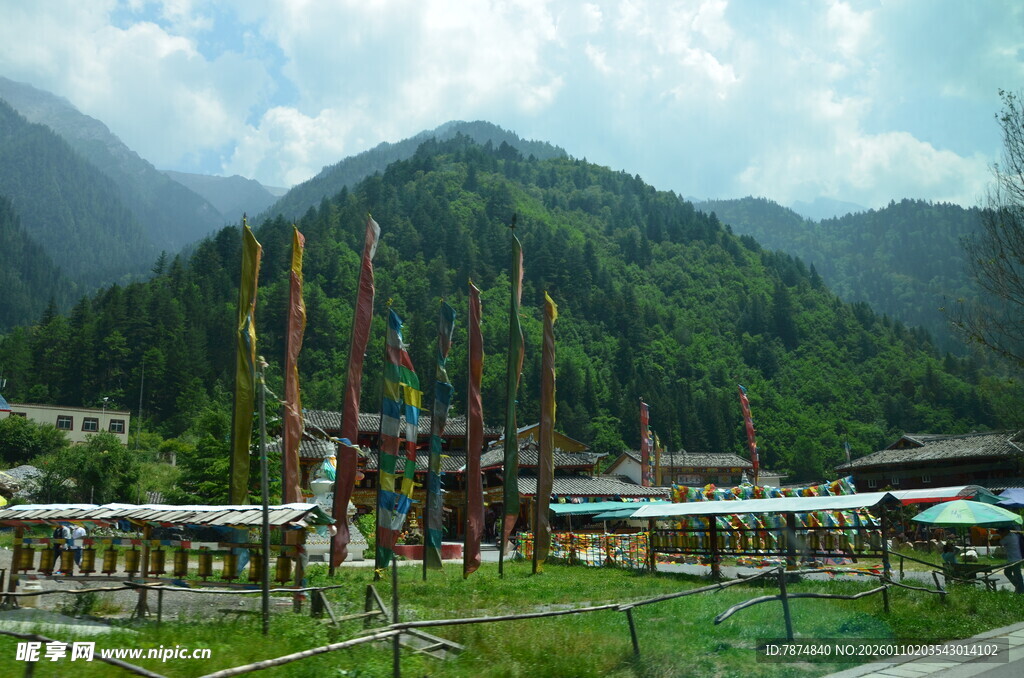 藏区风光中的多彩经幡