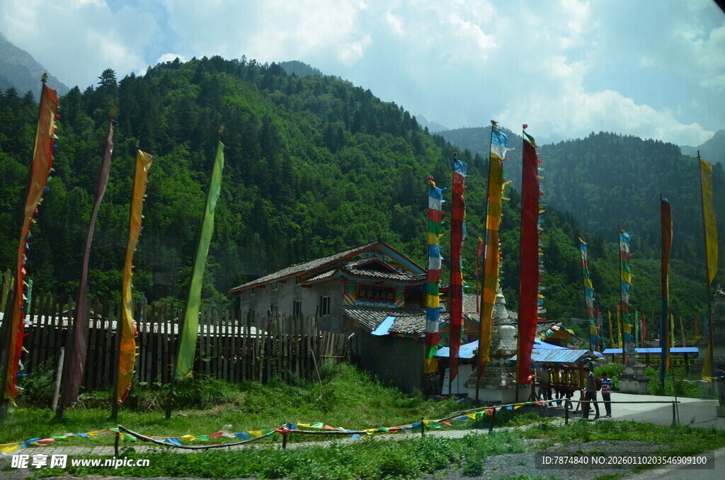 藏区村落经幡景观