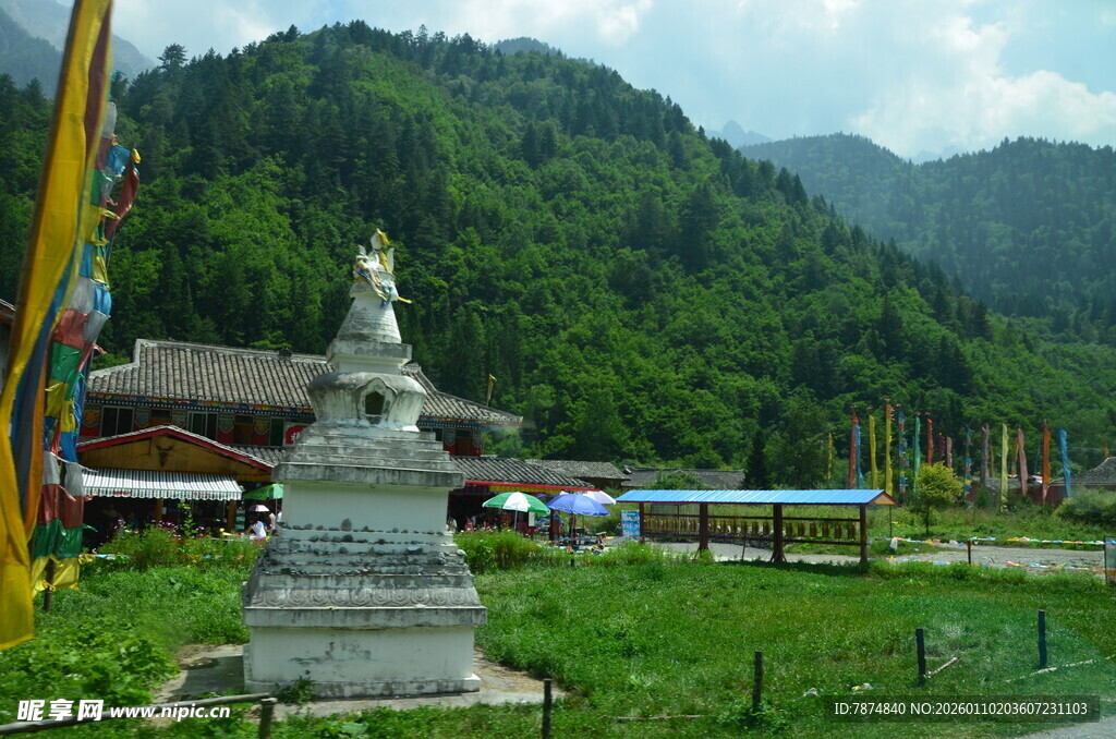 山间白塔与多彩经幡景观