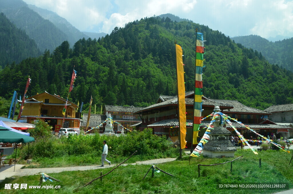 山间传统建筑与游乐设施