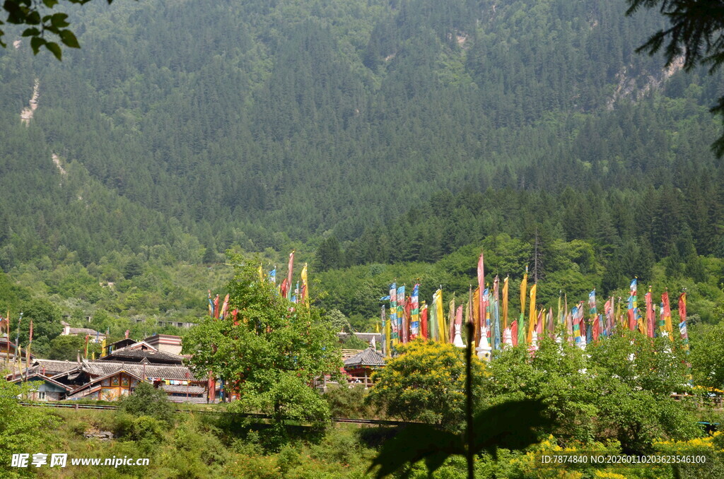 山间藏寨与五彩经幡