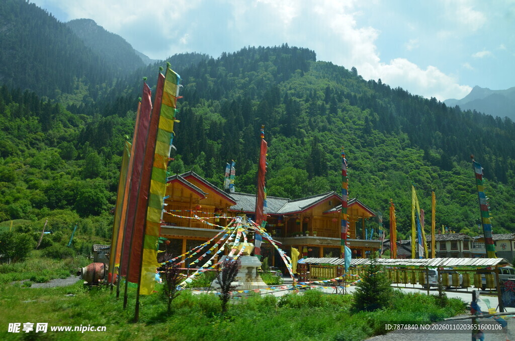 山间特色木屋 自然景致美