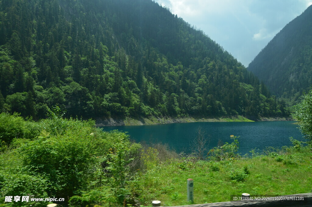山间幽蓝湖泊美景