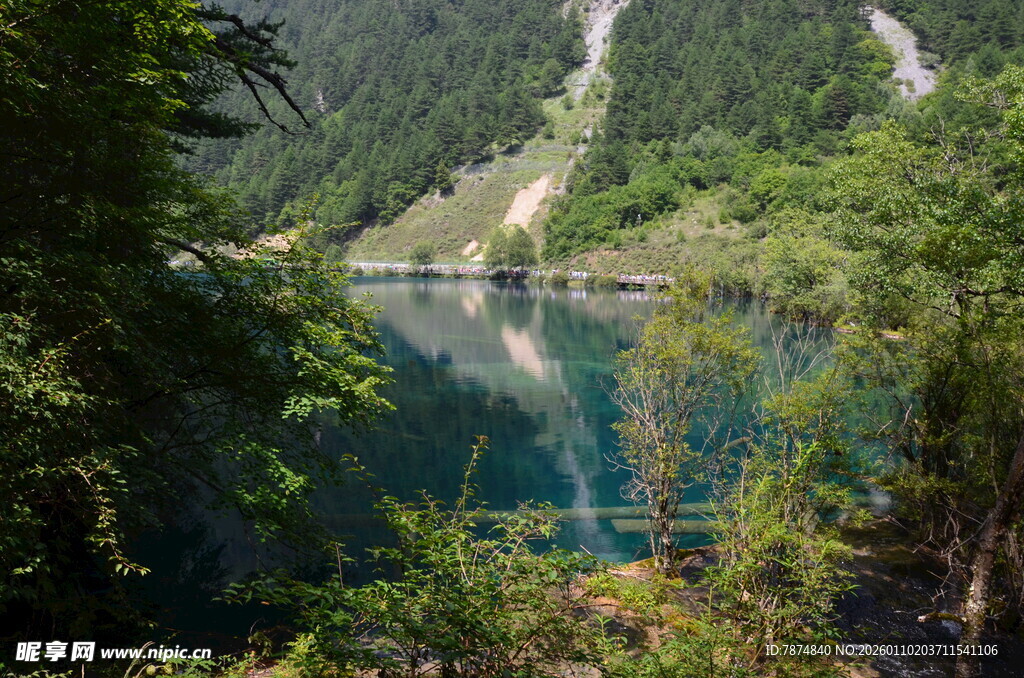 青山环抱的静谧幽蓝湖泊