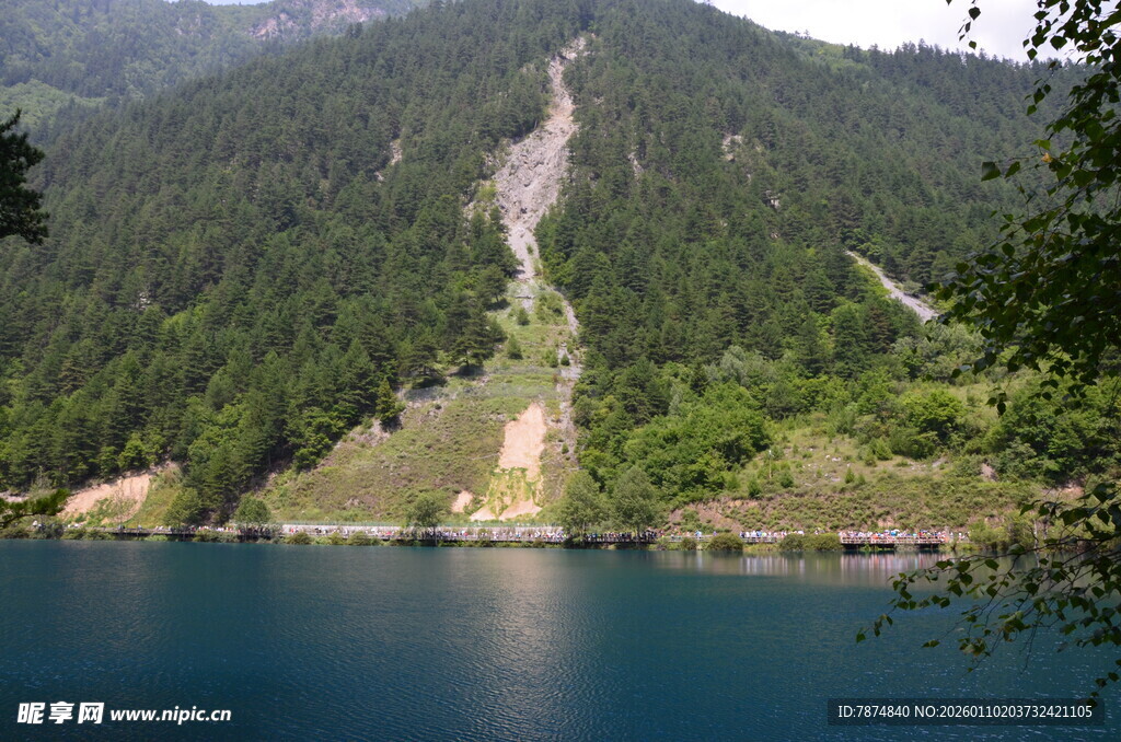 青山碧水间的秀丽湖景