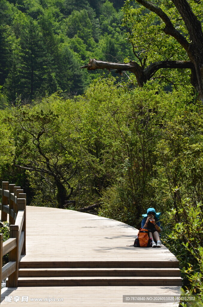 山间步道上的休憩者