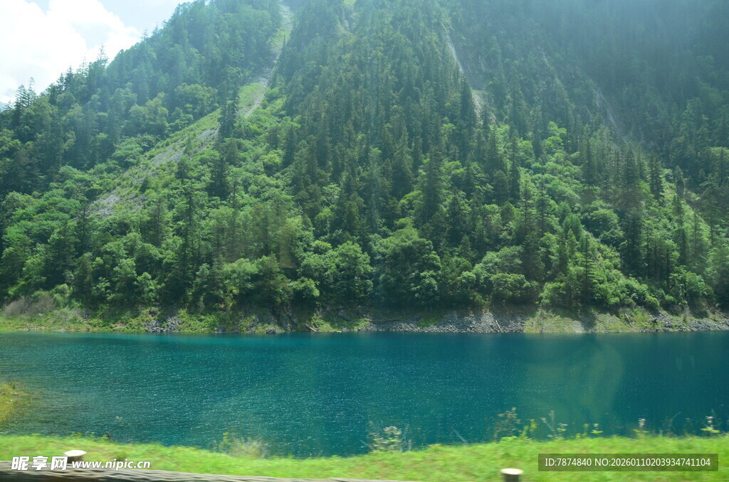 青山环抱的幽蓝湖泊