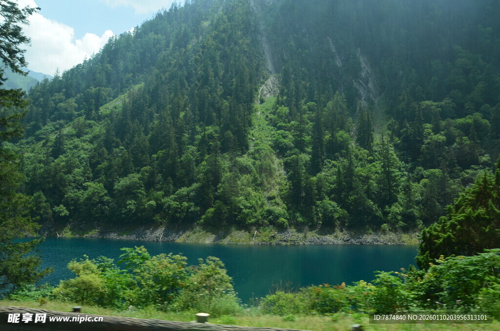 青山绿水间的静谧湖泊