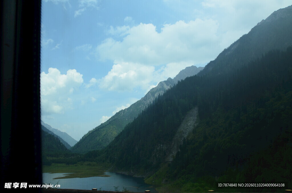 窗外山间湖景
