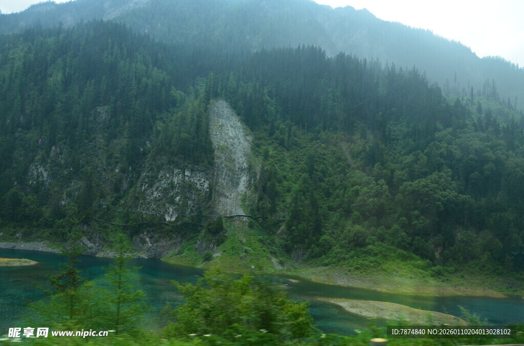 山间绿水环绕的秀丽景致