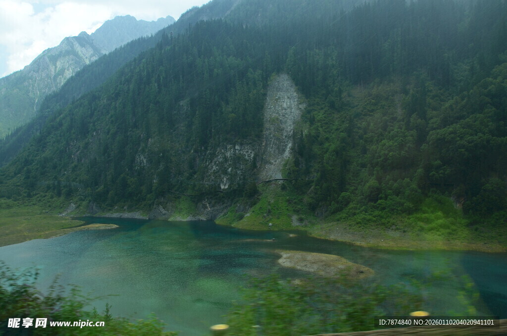 山间幽湖 云雾缭绕之景