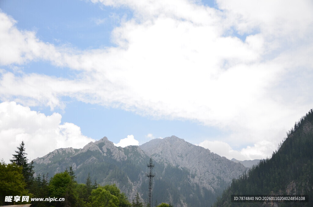 壮丽山景与蓝天白云