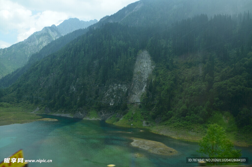 青山绿水间的秀丽河谷