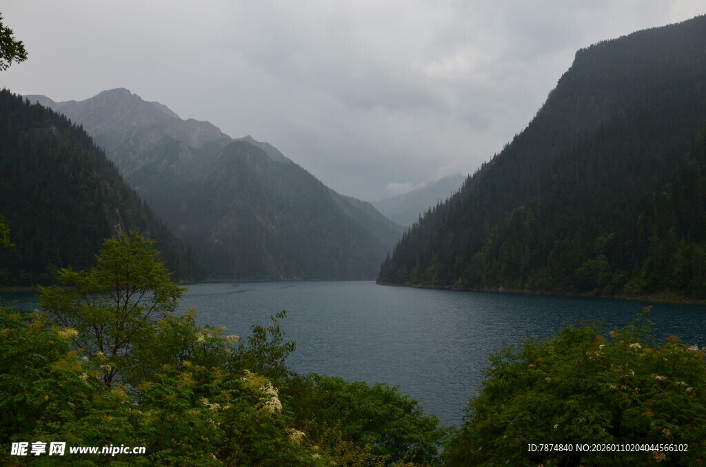 山间幽湖 绿意环绕之景