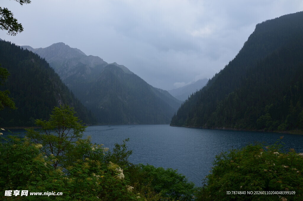 山水相依的静谧湖景