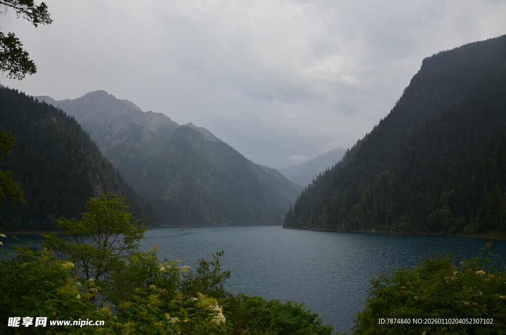 山水相依的静谧湖景