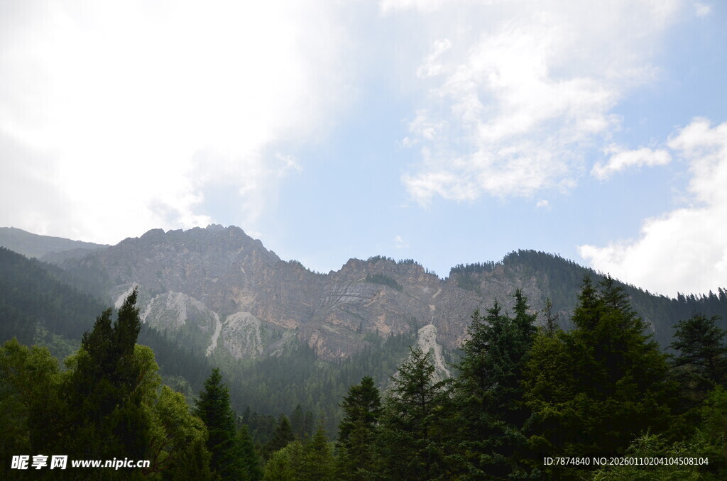 山林间的壮丽山景