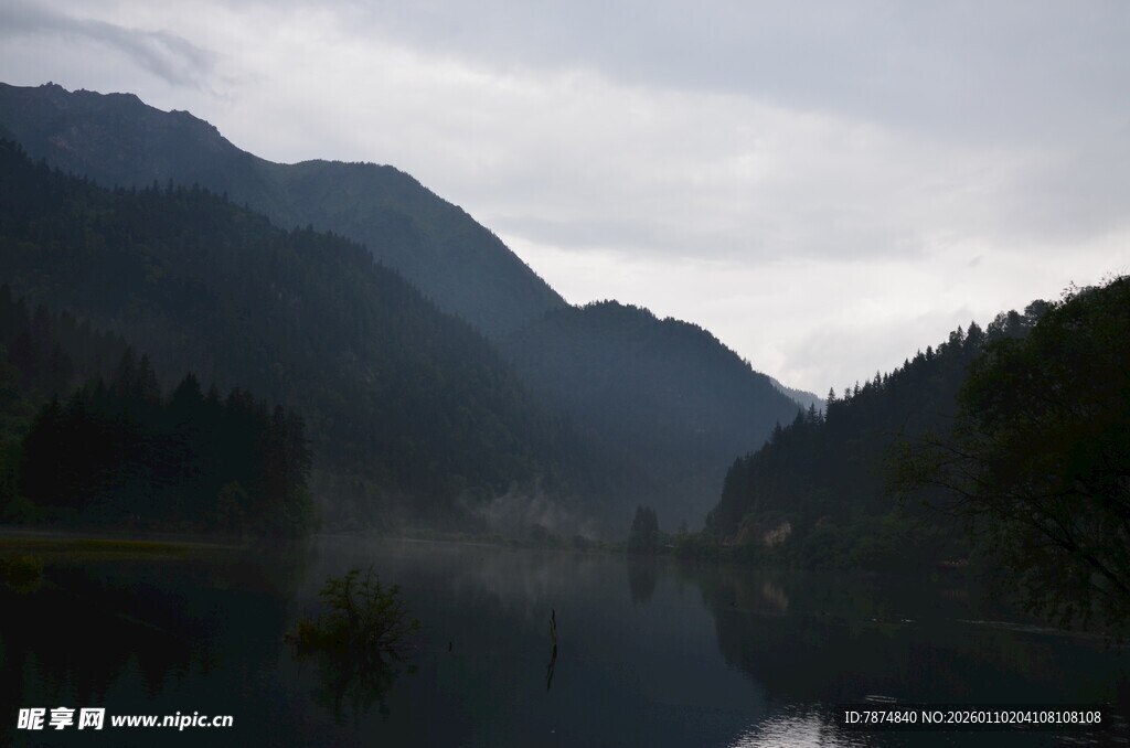 山间静谧湖景 云雾缭绕