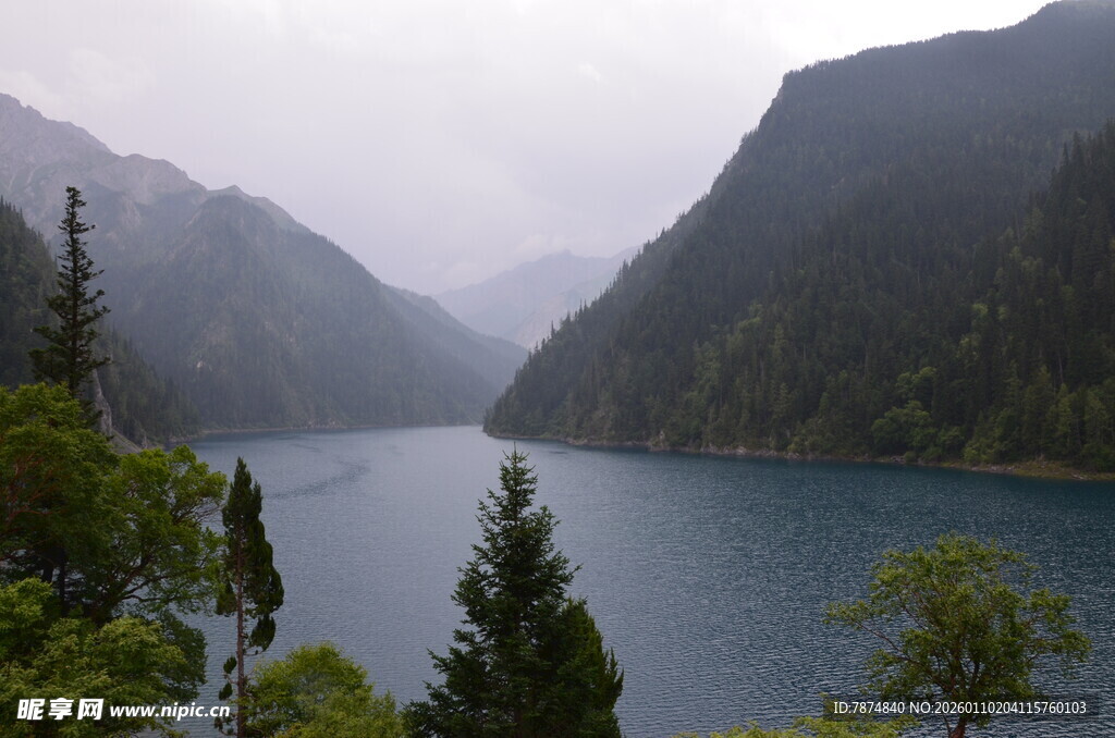 山间幽湖 云雾缭绕美景