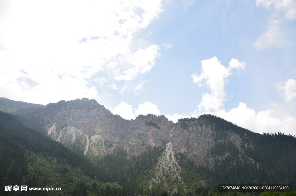 蓝天白云下的巍峨山脉