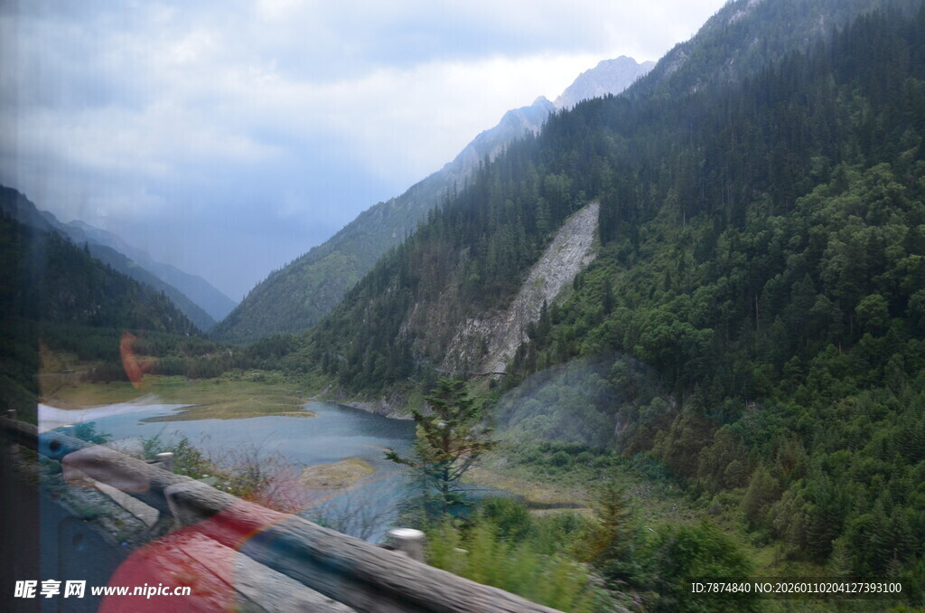 山间壮丽河流景观