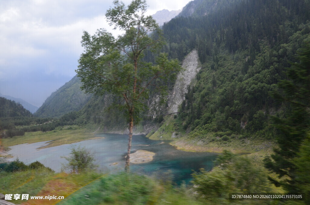 山间秀丽湖泊美景