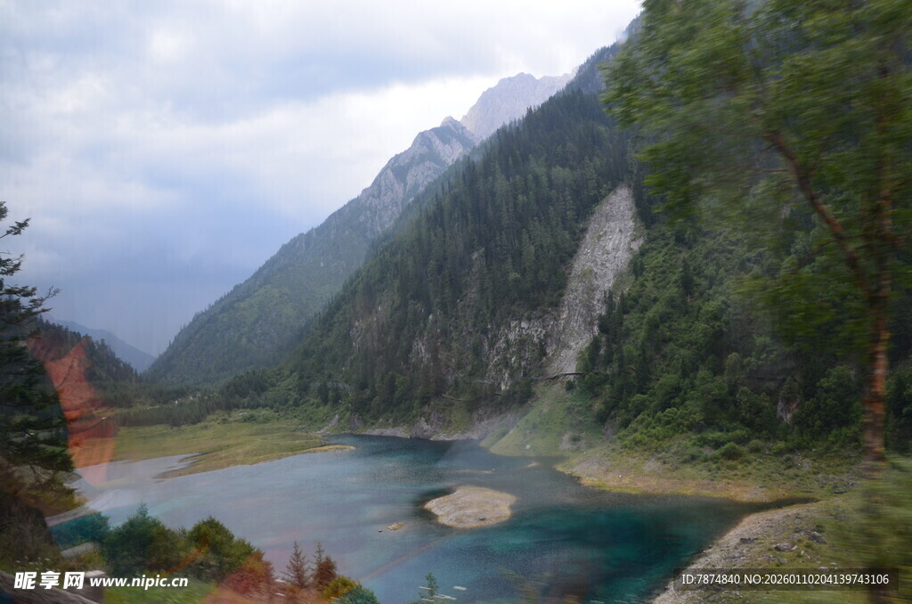 山间幽蓝湖泊秀丽风光