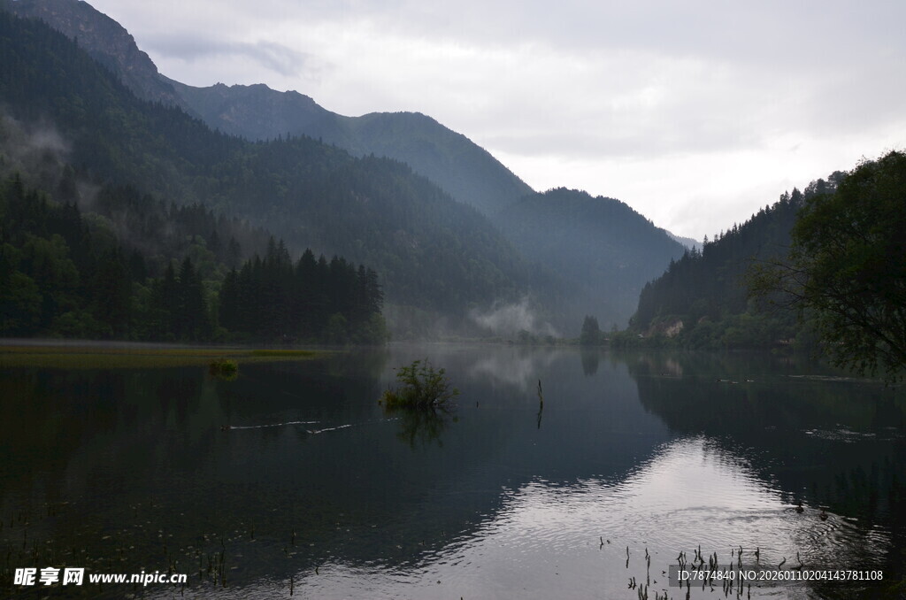 宁静山水湖景 雾霭缭绕