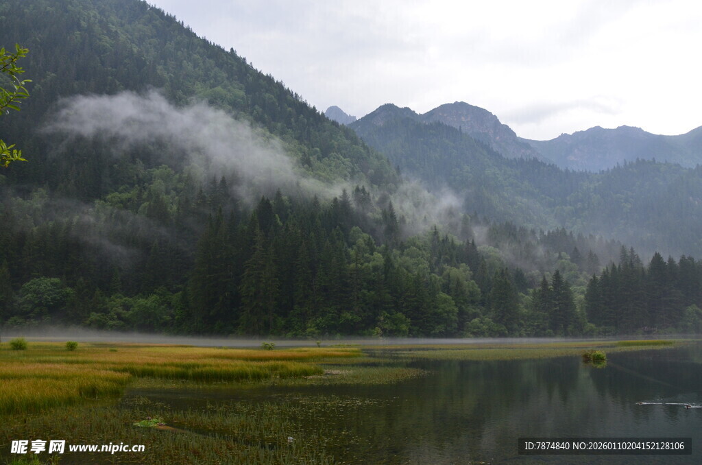 山间云雾缭绕的静谧湖泊