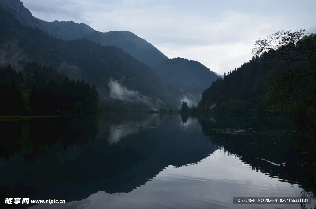 山水静谧倒影如画