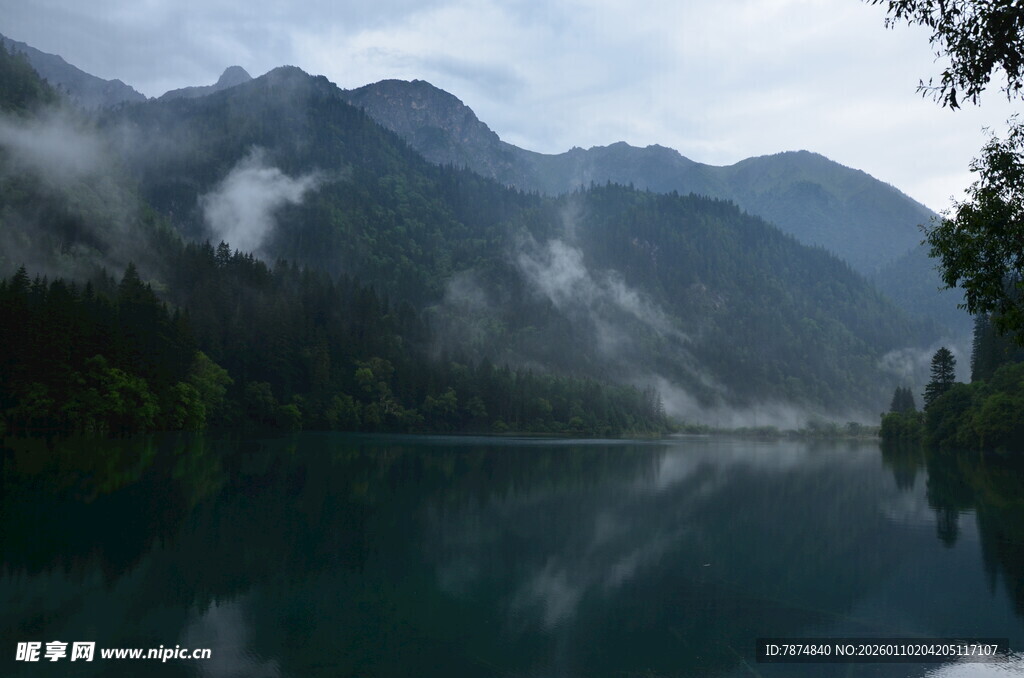山水间的静谧湖景
