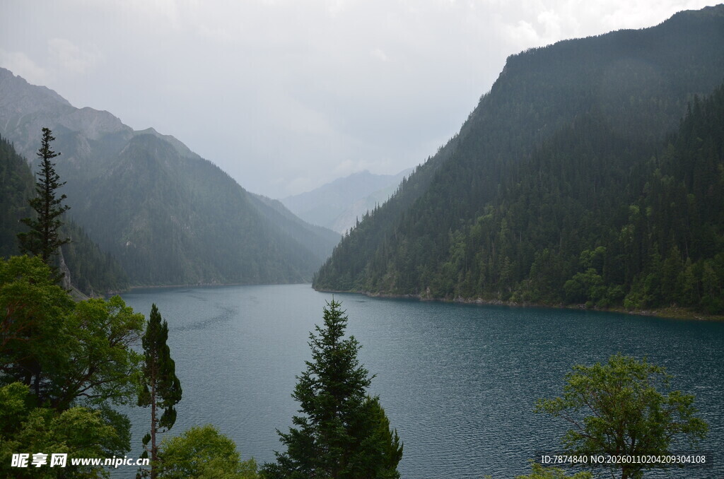 山间幽蓝湖泊秀丽风光