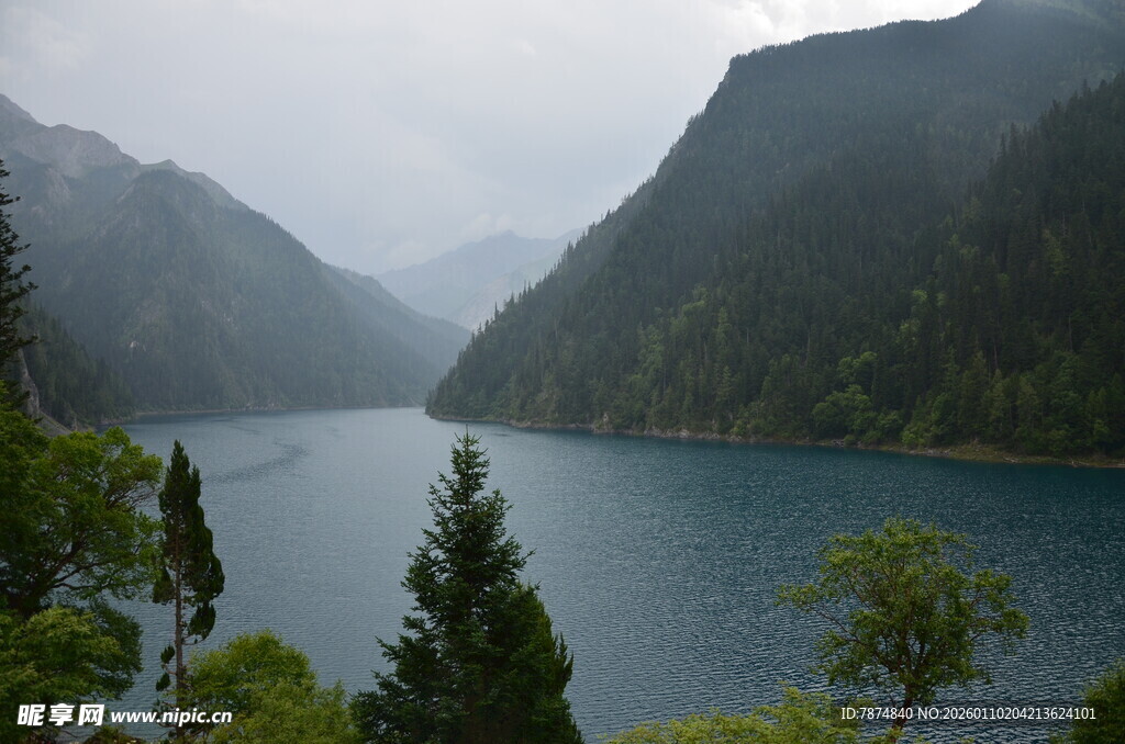 山间幽蓝湖泊绝美风光