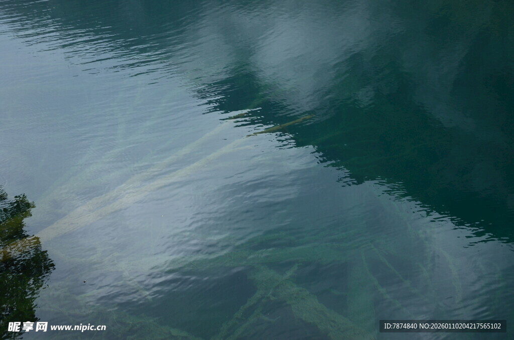 宁静湖水的自然波纹景象