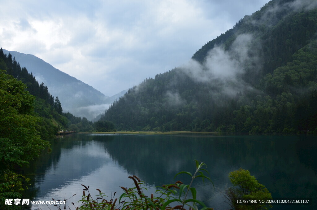 山间云雾缭绕的静谧湖泊