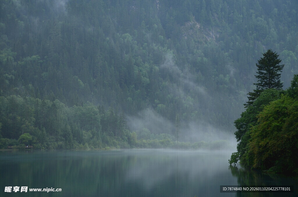 雾绕山林间的静谧湖泊