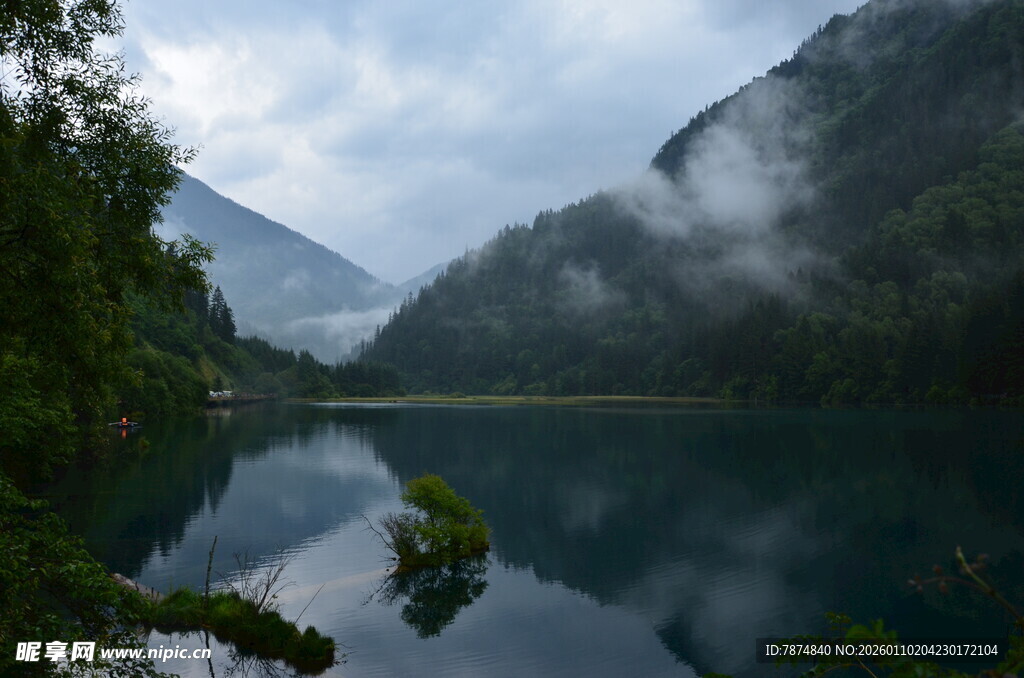 山间云雾绕的静谧湖水