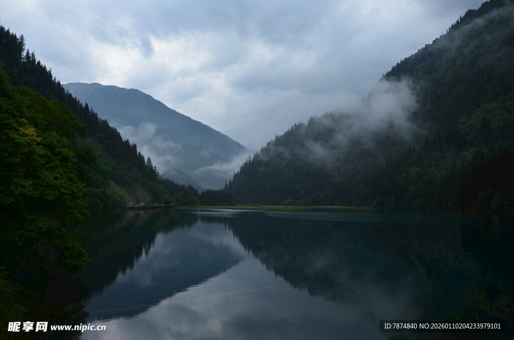山间云雾缭绕的静谧湖泊