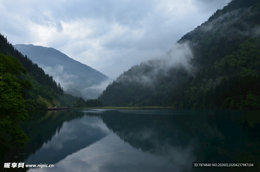 云雾缭绕的静谧山水湖景