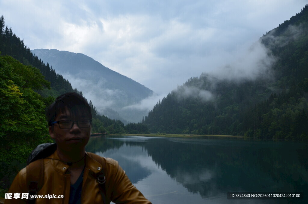 男子立于山水间赏景