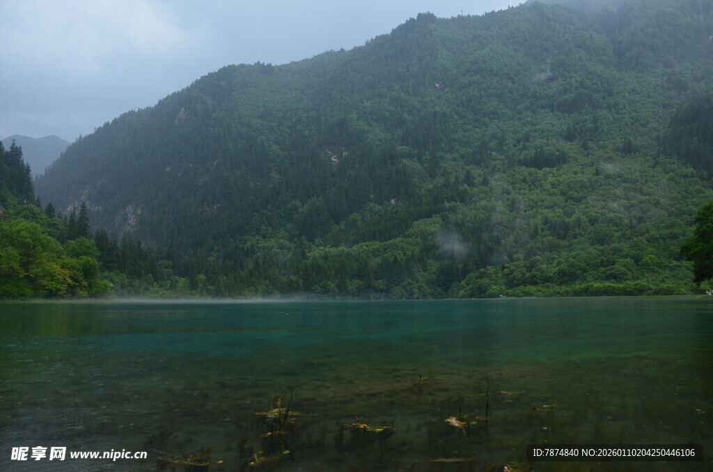 山间幽湖 云雾缭绕之景