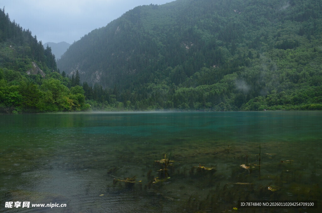 山间幽蓝湖泊美景