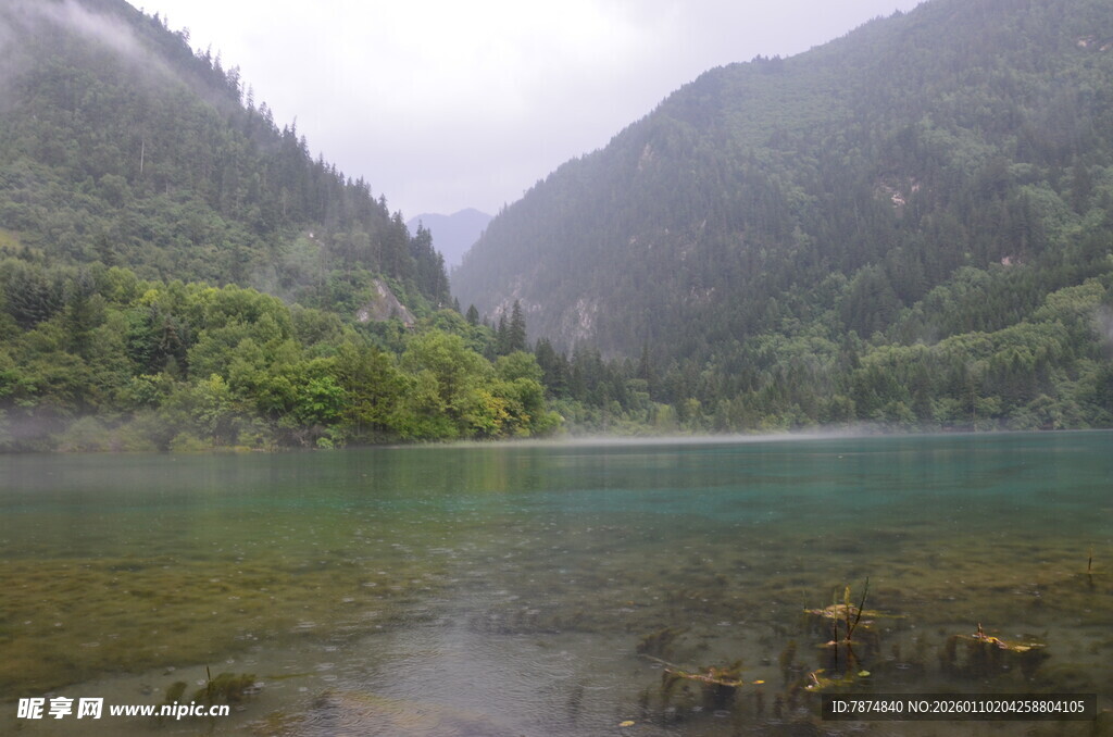 山间幽蓝湖水美景