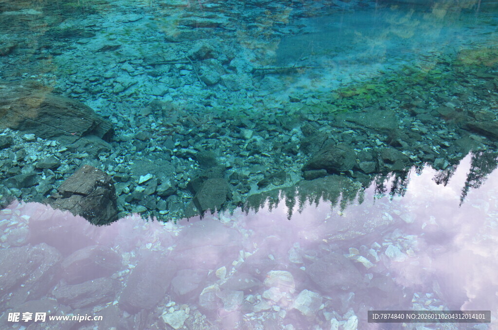梦幻水下与云朵倒影景观