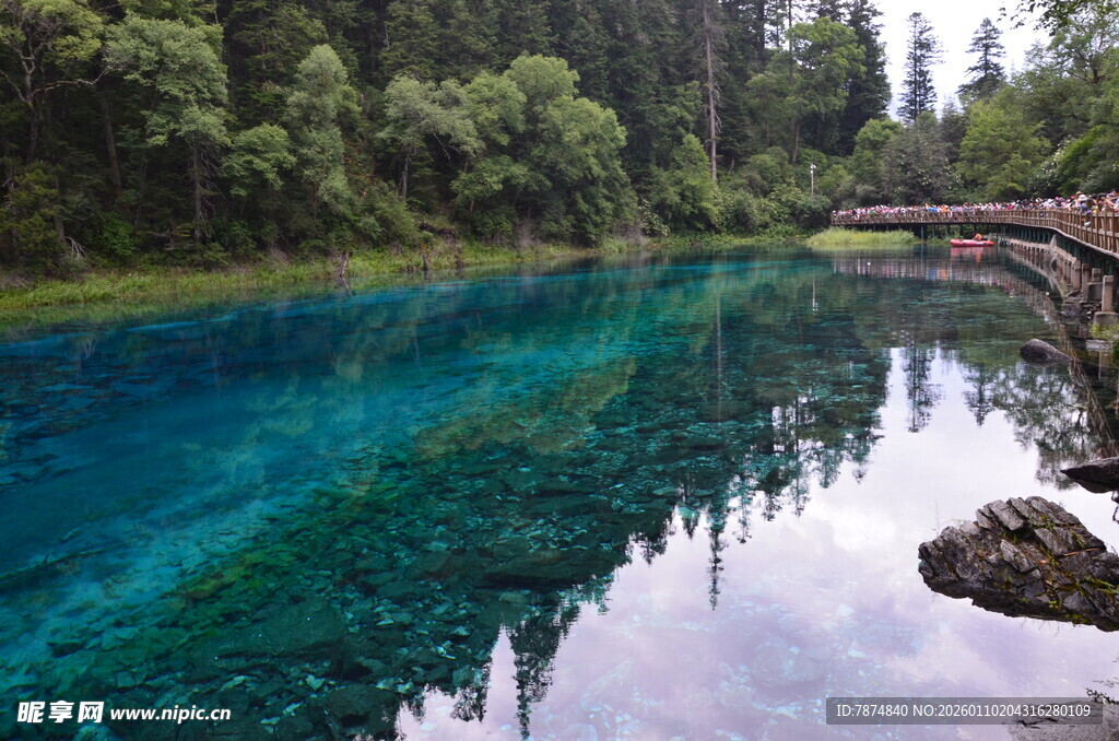 清澈蓝湖映山林美景