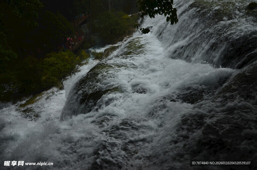 山间湍急瀑布流水景观