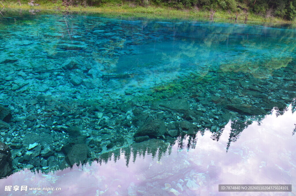 清澈幽蓝的美丽湖水景观