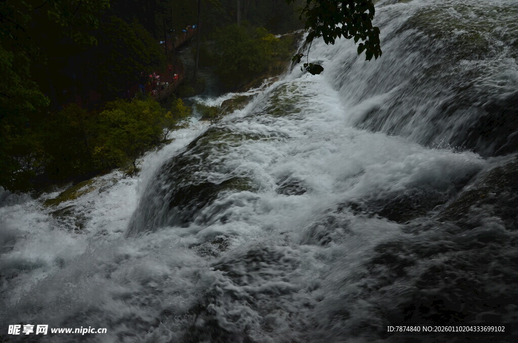湍急溪流瀑布景观