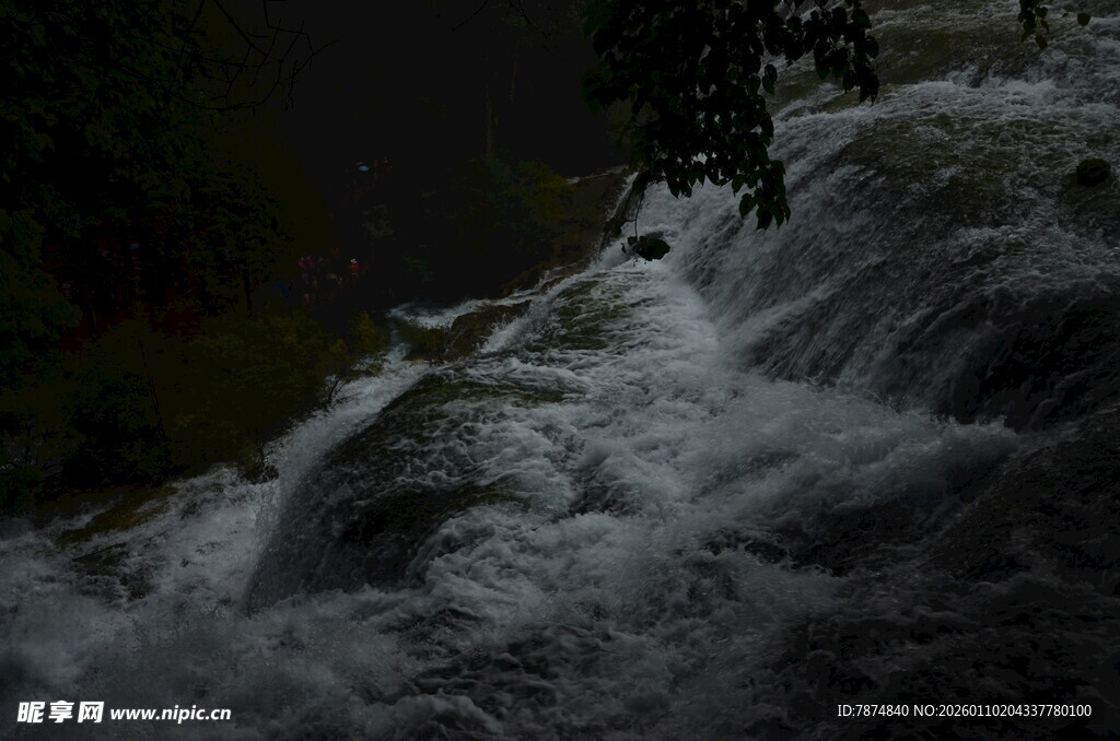 山间湍急溪流瀑布景观